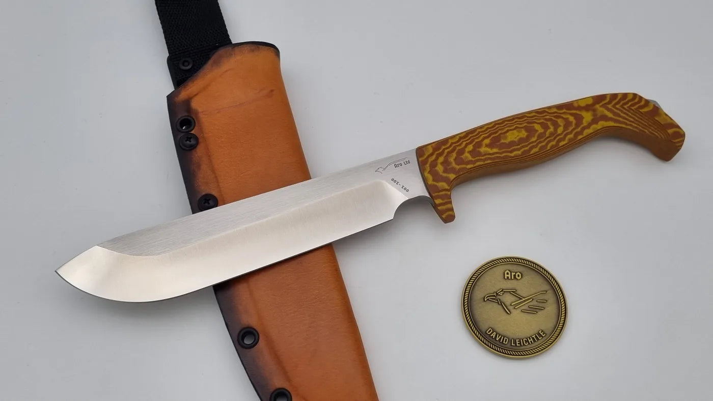 JARS Aro Ltd. Edition mit lederbezogener Kydex-Scheide und Aro-Sammlermünze